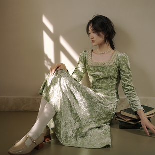 显瘦丝绒刺绣连衣裙长袖 宫廷复古方领花边修身 清濛 枕梦村庄