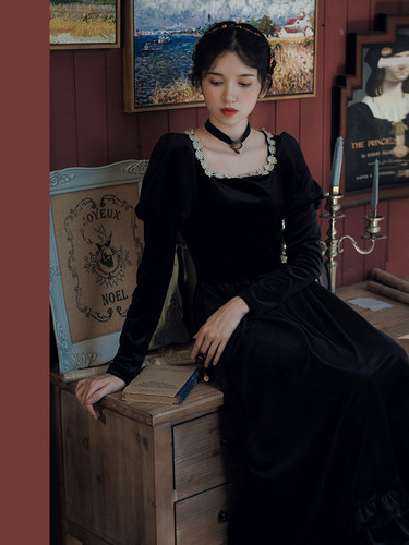 百搭显瘦丝绒纯色赫本风连衣裙