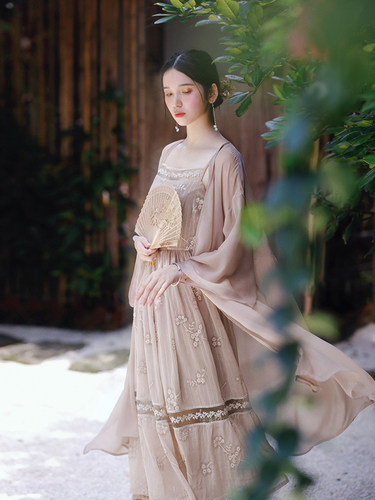 百搭复古文艺绣花连衣裙