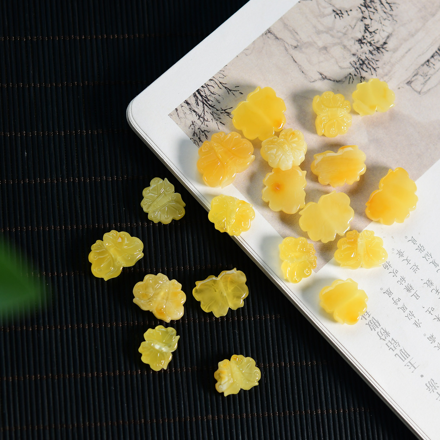 天然蜜蜡琥珀黄蜜蝴蝶通孔配件 DIY串珠手工手链项链配饰 LH725
