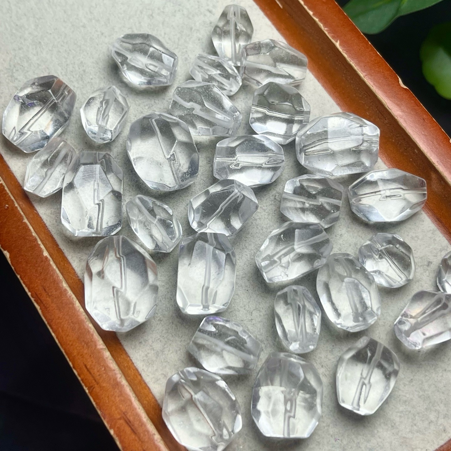 天然白水晶随形雕刻通孔配件  diy手串项链串珠 ZW899