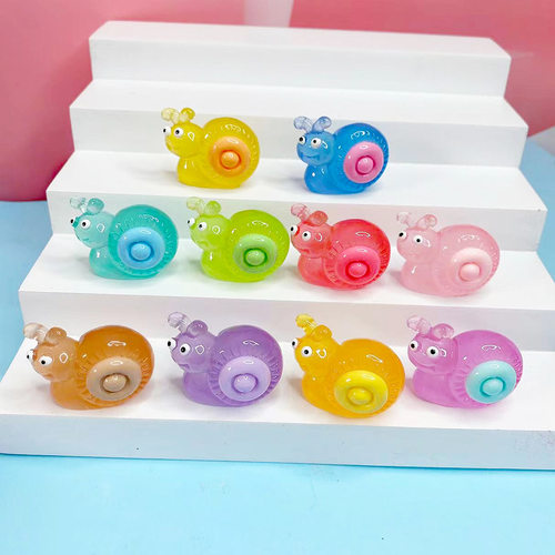 潮玩新款夜光卡通蜗牛diy树脂配件娃娃屋车载摆件钥匙扣包包挂饰