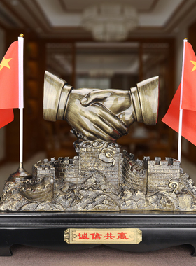 合作共赢握手摆件诚信办公室摆件