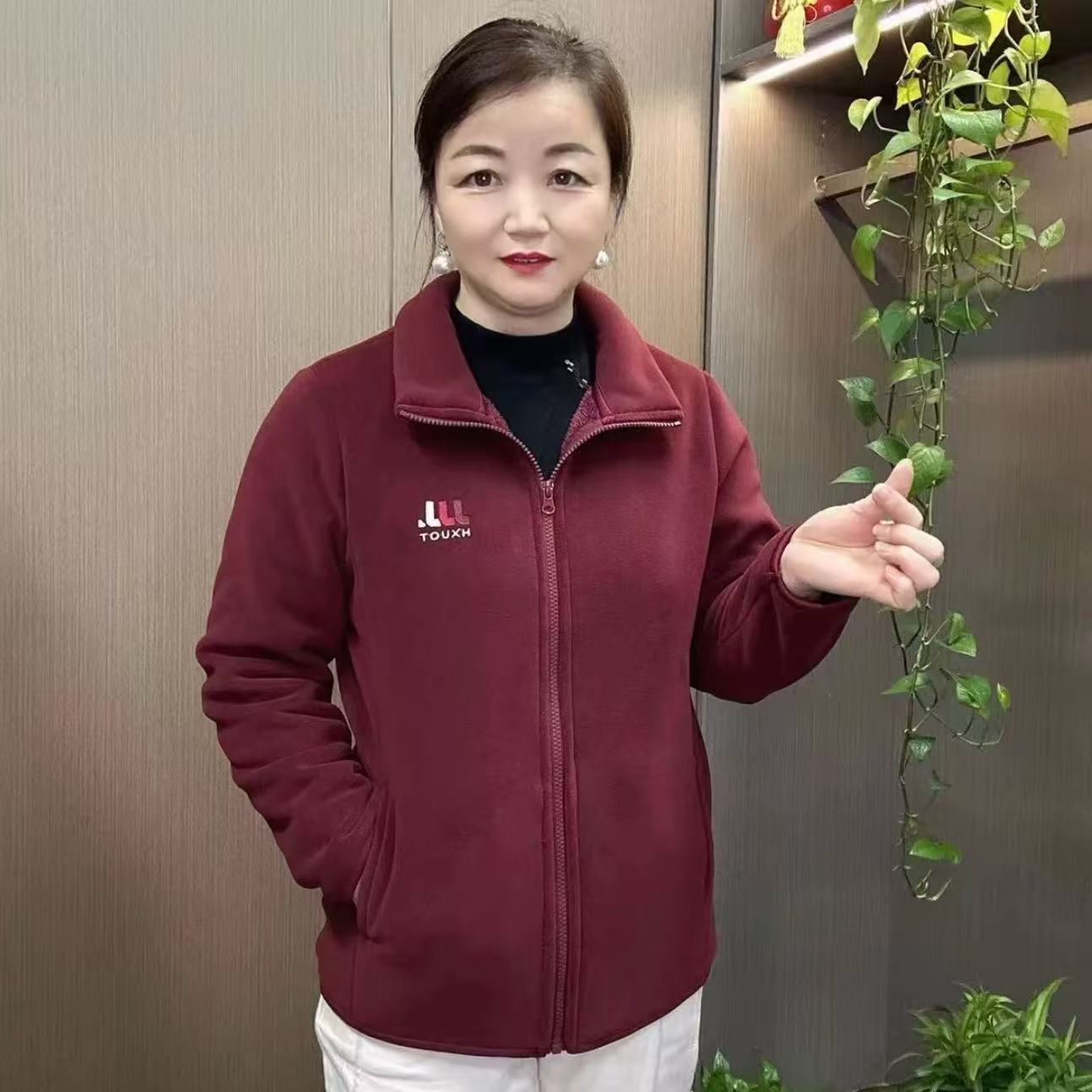 妈妈装加绒加厚摇粒绒外套洋气中老年女装短款纯色保暖一体绒上衣