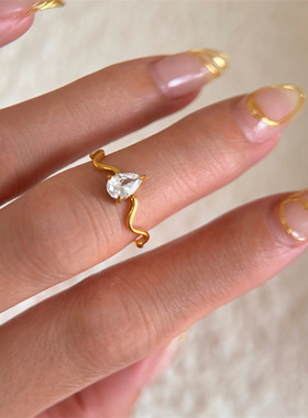 新款日韩轻奢时尚OL水滴镶钻戒指女几何波浪弯曲钛钢指环通勤百搭