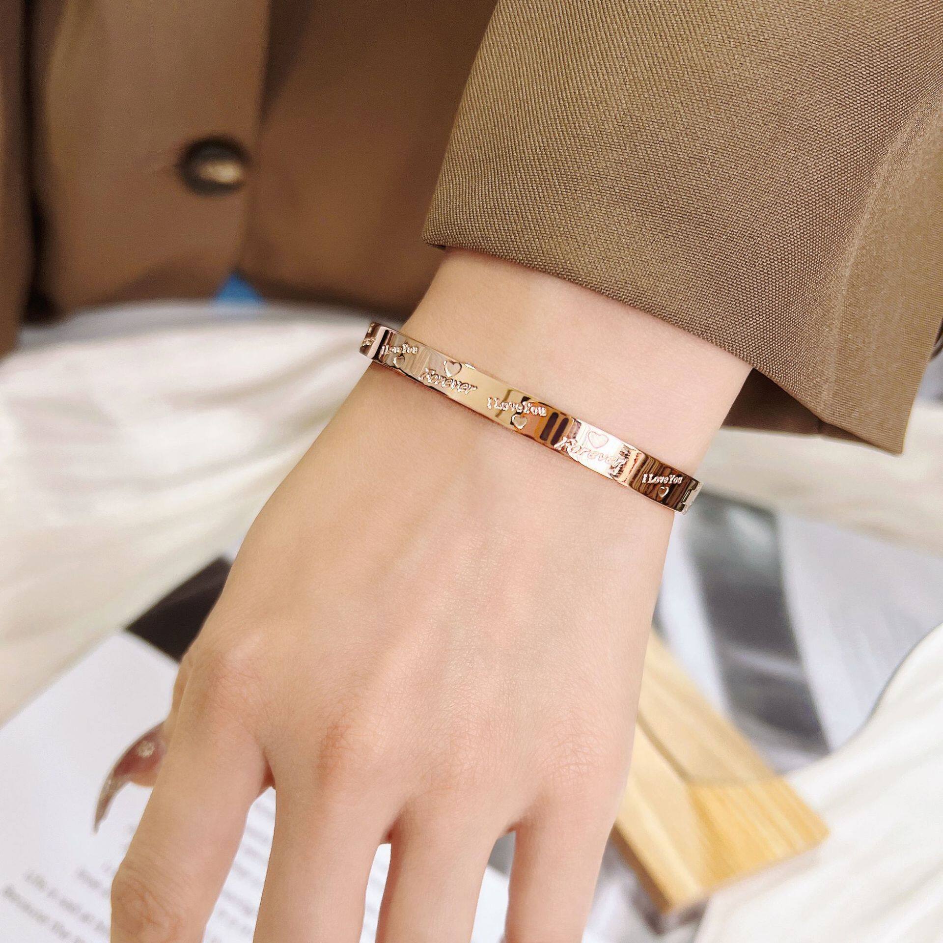 LIGHT LUXURY CLASSIC LOVE HEART ENGLISH LETTER BRACELET WOMENS TITANIUM STEEL GOLD-PLATED BRACELET SIMPLE AND VERSATILE VALENTINES DAY GIFTS