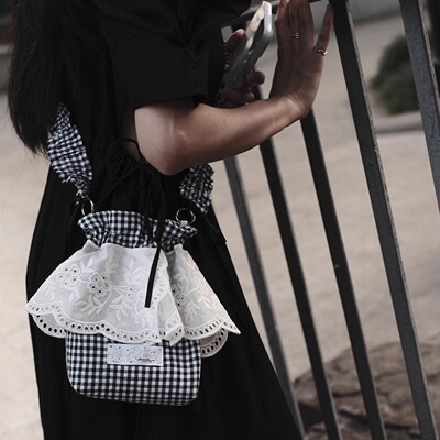 BlankA复古格子素色绣花斜挎布袋