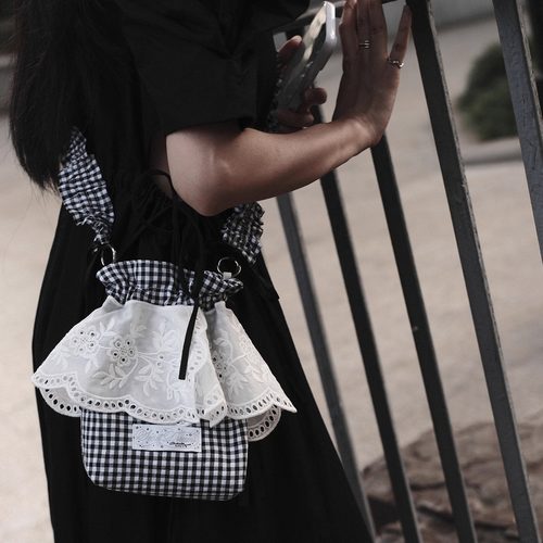 BlankA复古格子素色绣花斜挎布袋