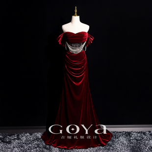 酒红色一字肩敬酒服新娘2026新款 丝绒高端晚礼服轻奢鱼尾订婚礼服