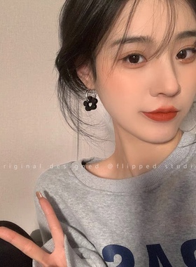 黑色花朵耳钉女2022新款潮耳圈百搭小众设计感耳饰简约冷淡风耳环
