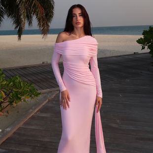 2026初秋新款气质斜肩长袖连衣裙辣妹粉色修身显瘦性感包臀长裙女