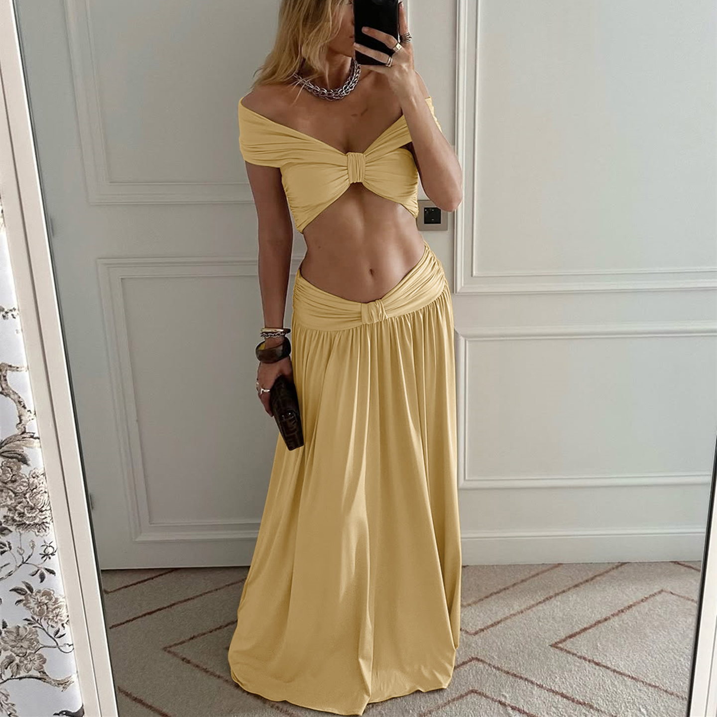 扭结一字肩上衣+低腰大摆长裙