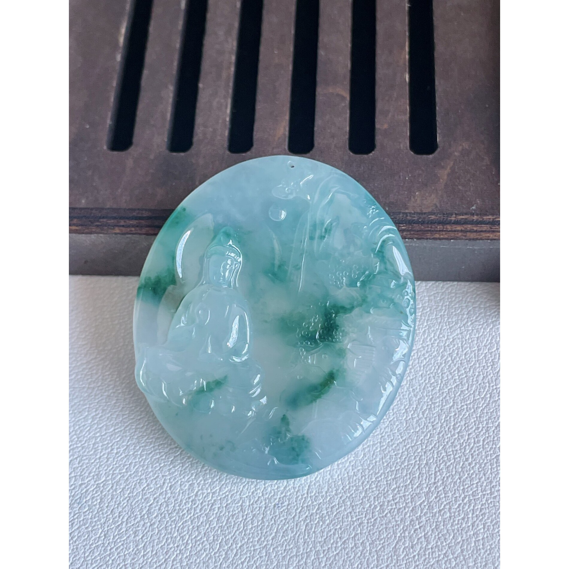 翡翠a货冰种飘花山水素衣观音吊坠，尺寸45-39.3-4.7重量:19.06g