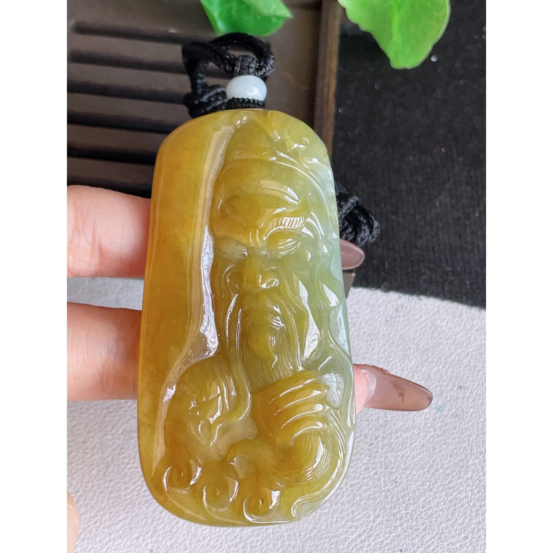 正品天然翡翠a货黄翡关公吊坠，尺寸76.6-39.2-10.7，重量:66.54g