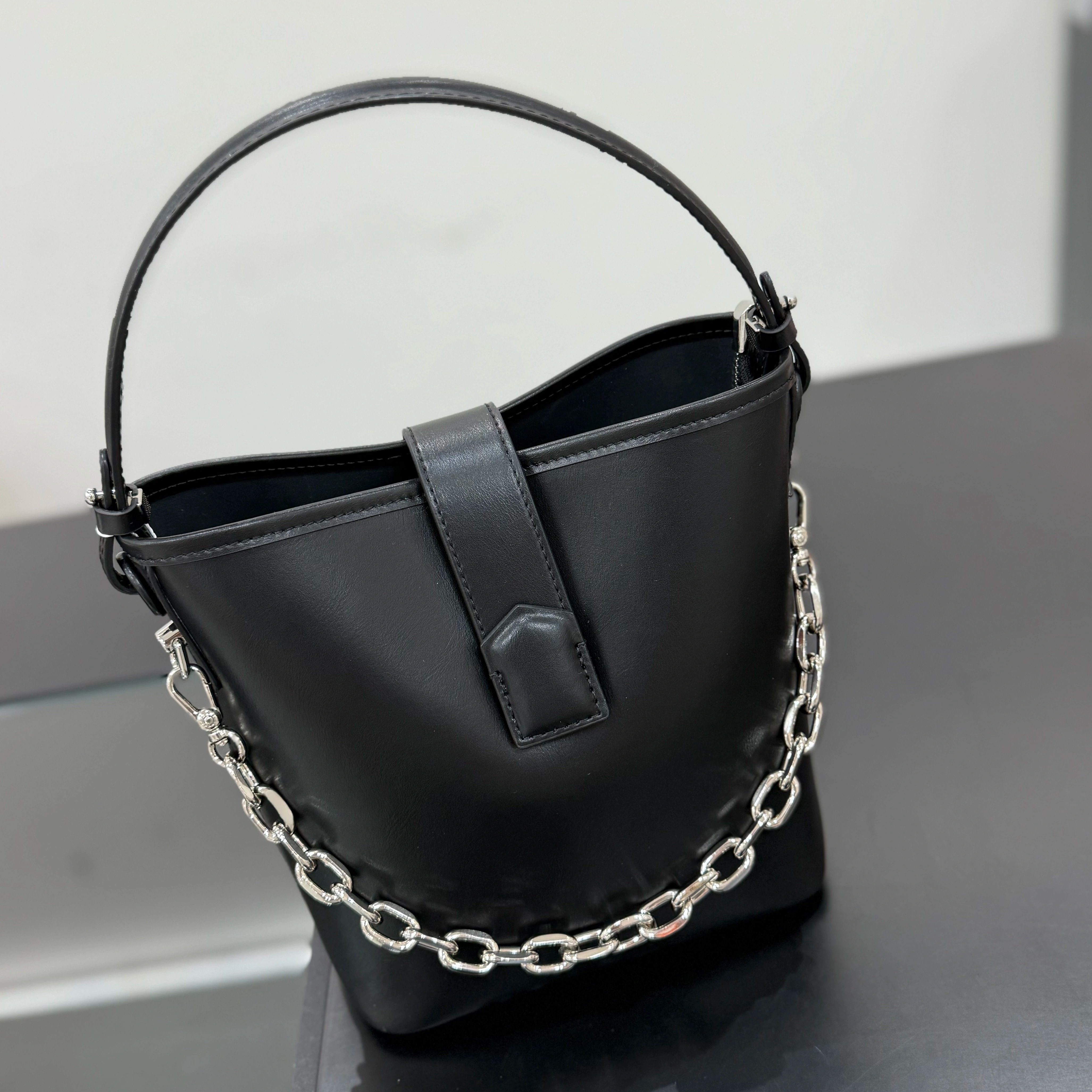 新款链条水桶包韩版简约百搭手拎包包高级感轻奢链条斜挎包