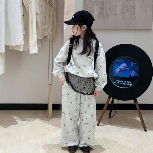 乔伊思童装女童套装2026春季韩版爱心休闲直筒裤两件套百搭圆领