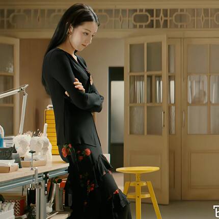 枭起青壤迪丽热巴聂九罗同款黑色修身纽扣针织衫女2026长袖上衣