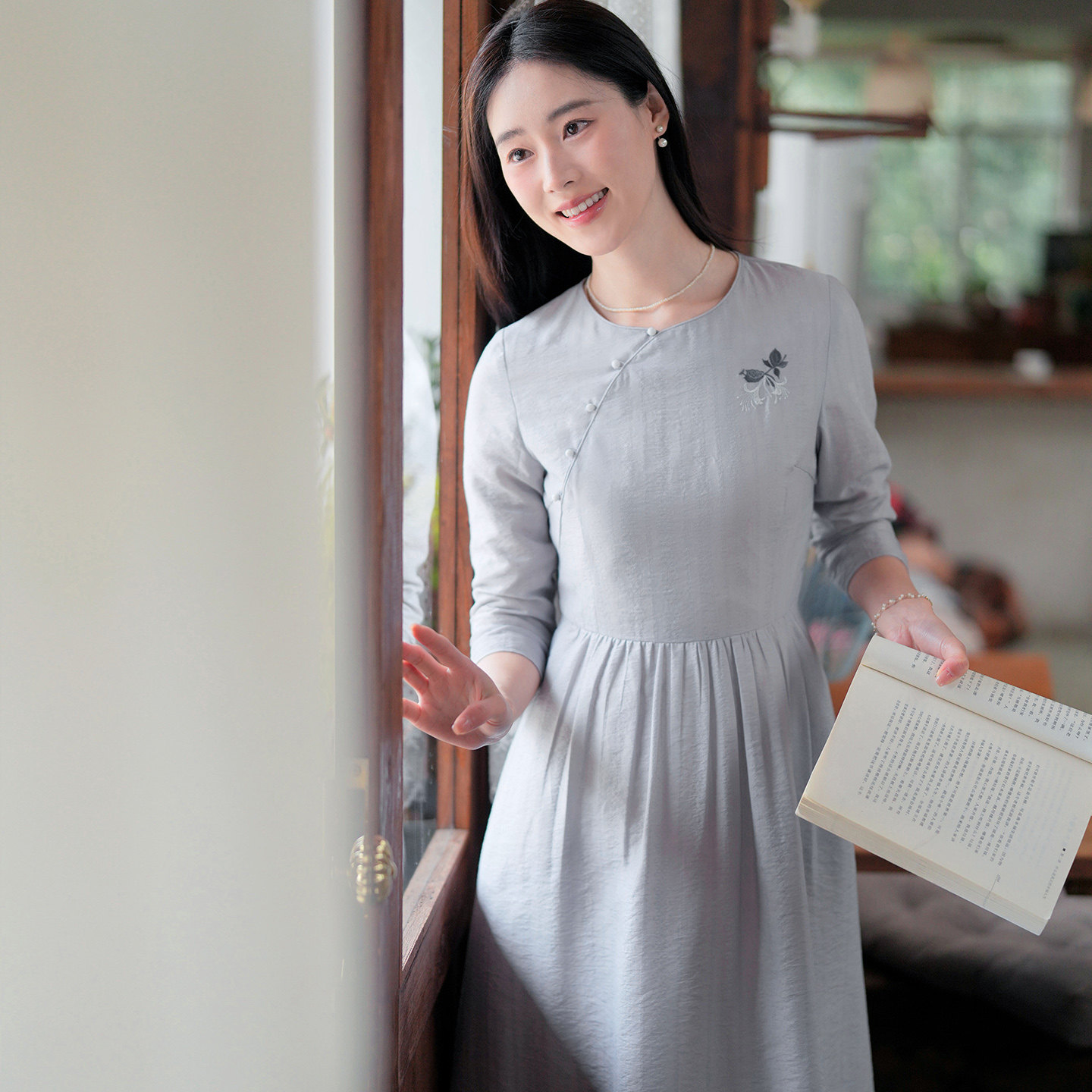 纻衣新中式刺绣气质显瘦中长款连衣裙女2026春装新品文艺高级裙子