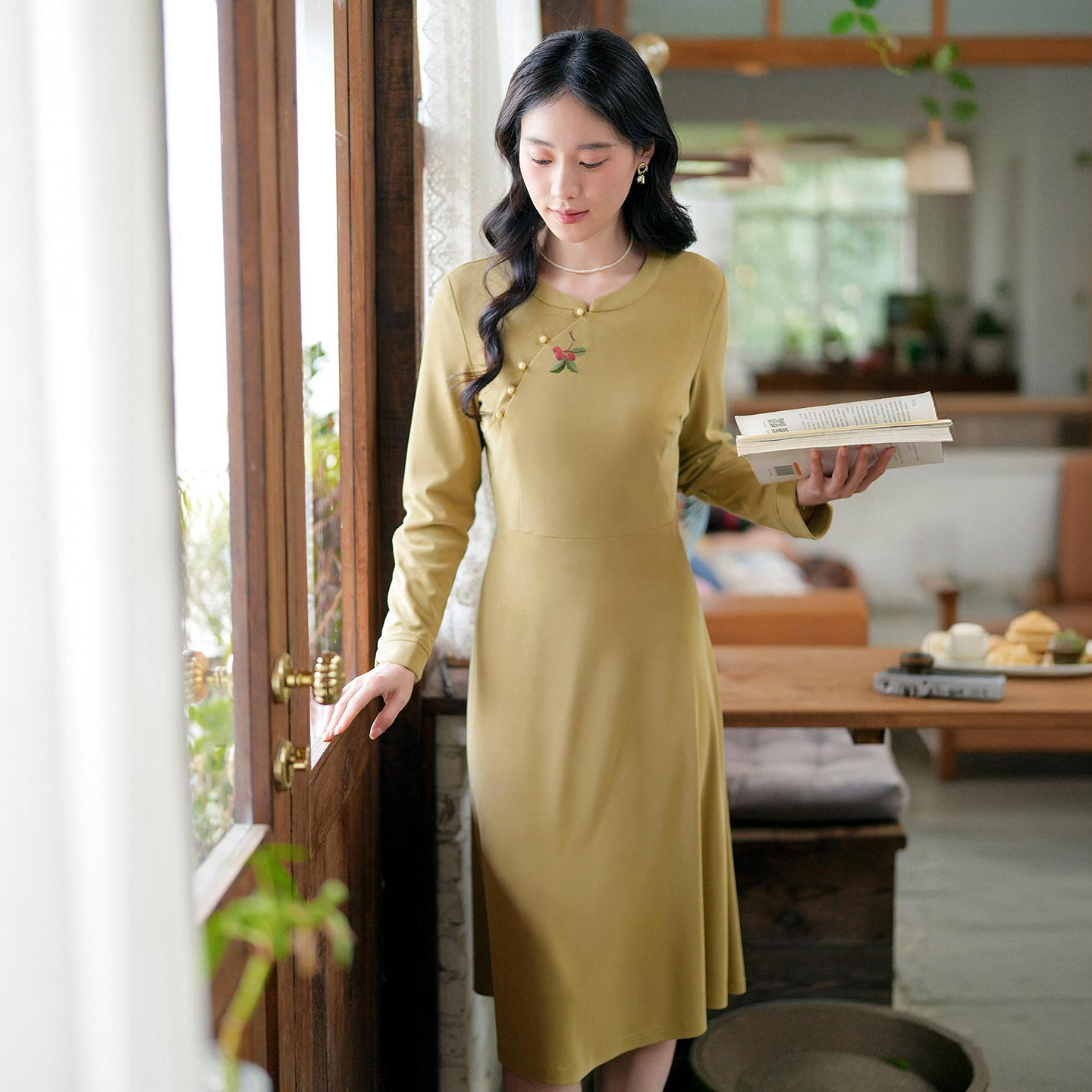 纻衣针织修身轻中式连衣裙女2026春装新品文艺绣花温婉气质中长裙