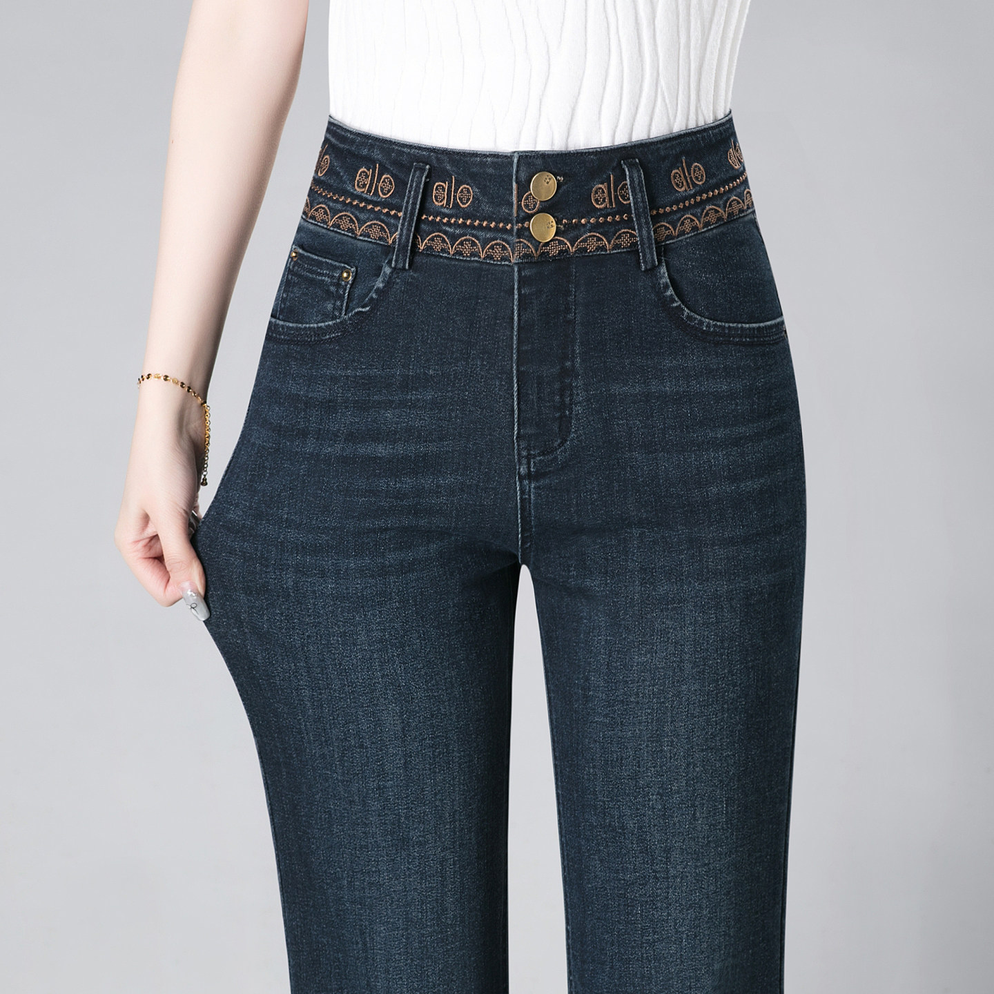 微喇牛仔裤女春季新款中年女士高腰弹力修身显瘦刺绣妈妈喇叭长裤