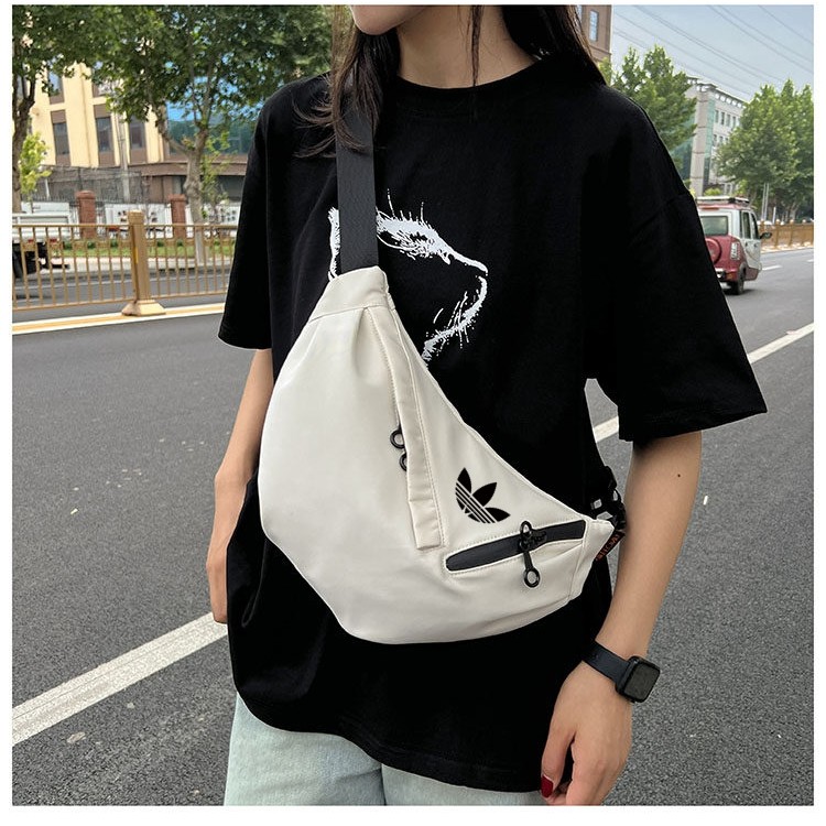 品牌正品日系简约胸包女图片