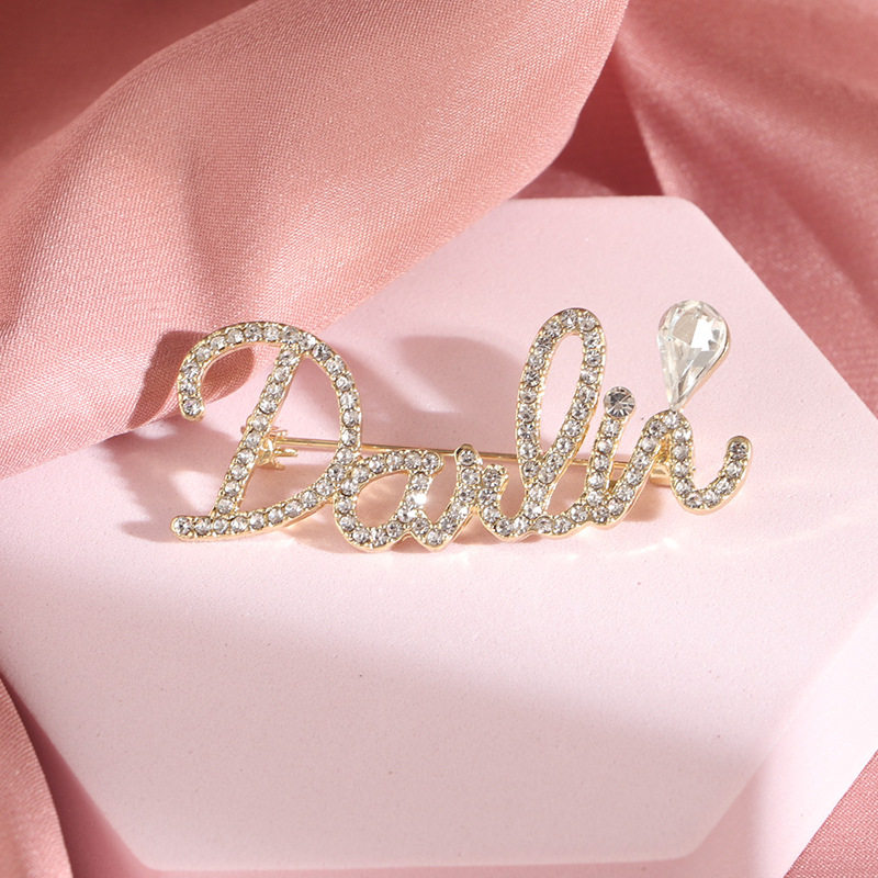 일본어와 한국어 다재다능한 편지 브로치 다이아몬드 편지 여왕 브로치 여성 정장 재킷 핀 액세서리 선물 제공