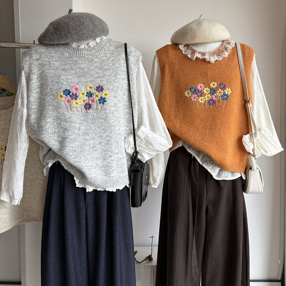 [比正]2026秋冬新品韩版手工彩色刺绣小花圆领背心针织马甲女7475