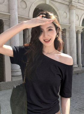 黑色慵懒风一字肩短袖t恤女2026新款设计感斜肩露肩宽松辣妹上衣
