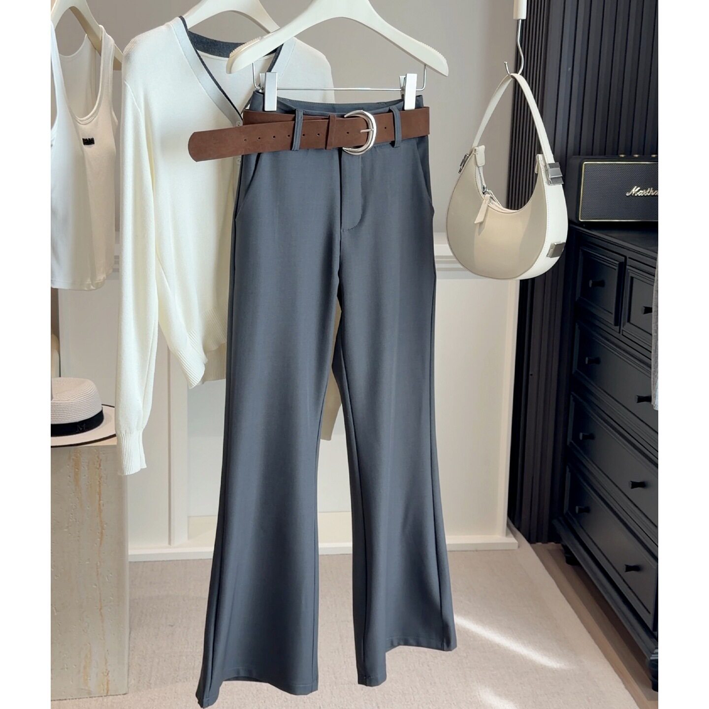 高级感灰色休闲西装微喇裤女春季新款2026高腰显瘦修身喇叭长裤潮