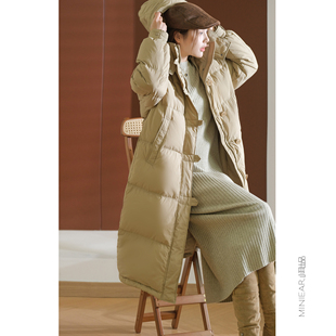 小耳出品  新国标填充90鸭绒纯色扣袢连帽中长款加厚羽绒服女