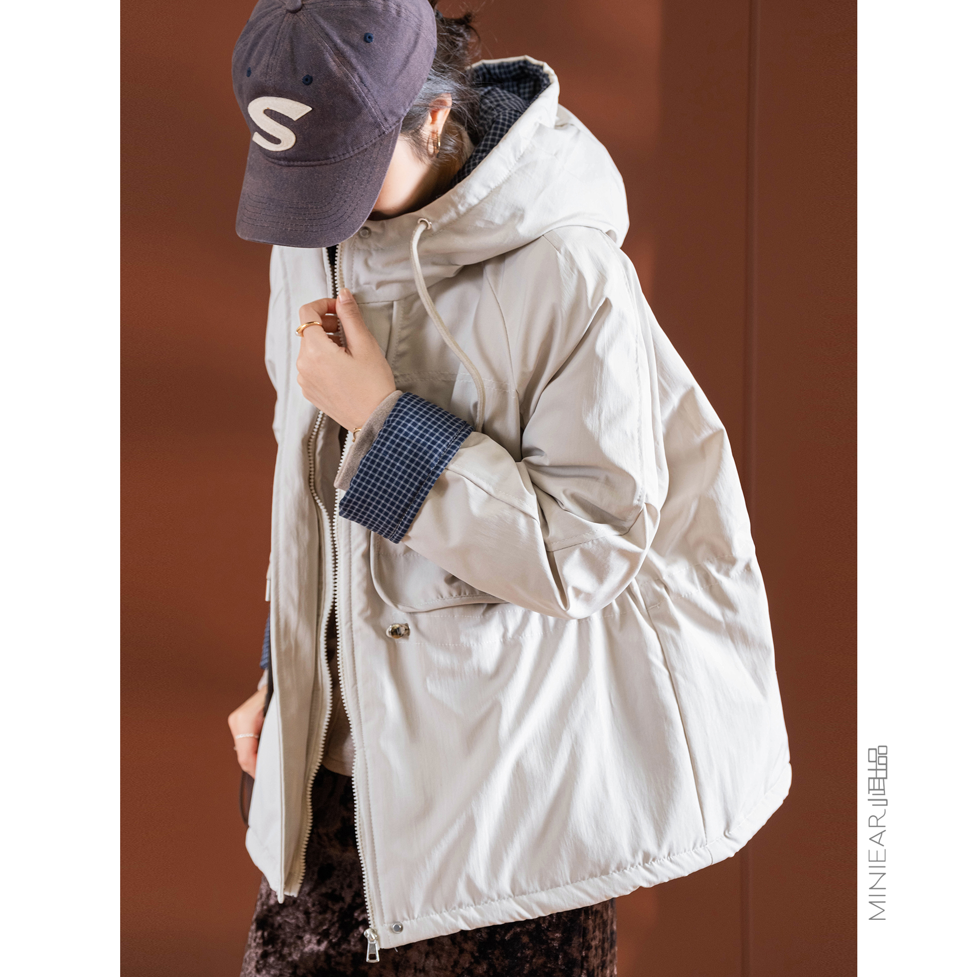 抽绳腰部加绒拼接格子连帽外套