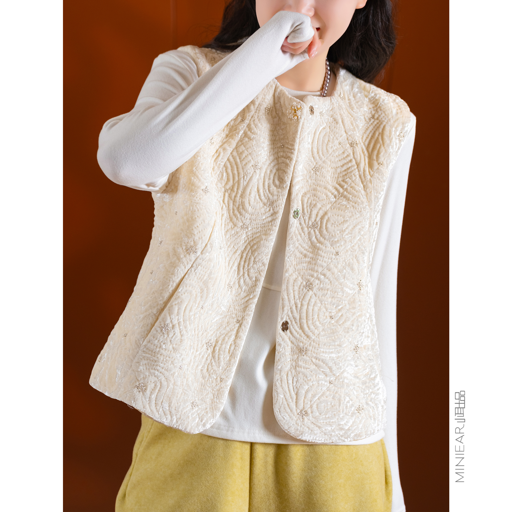 小耳出品绒面珠绣圆领按扣马甲