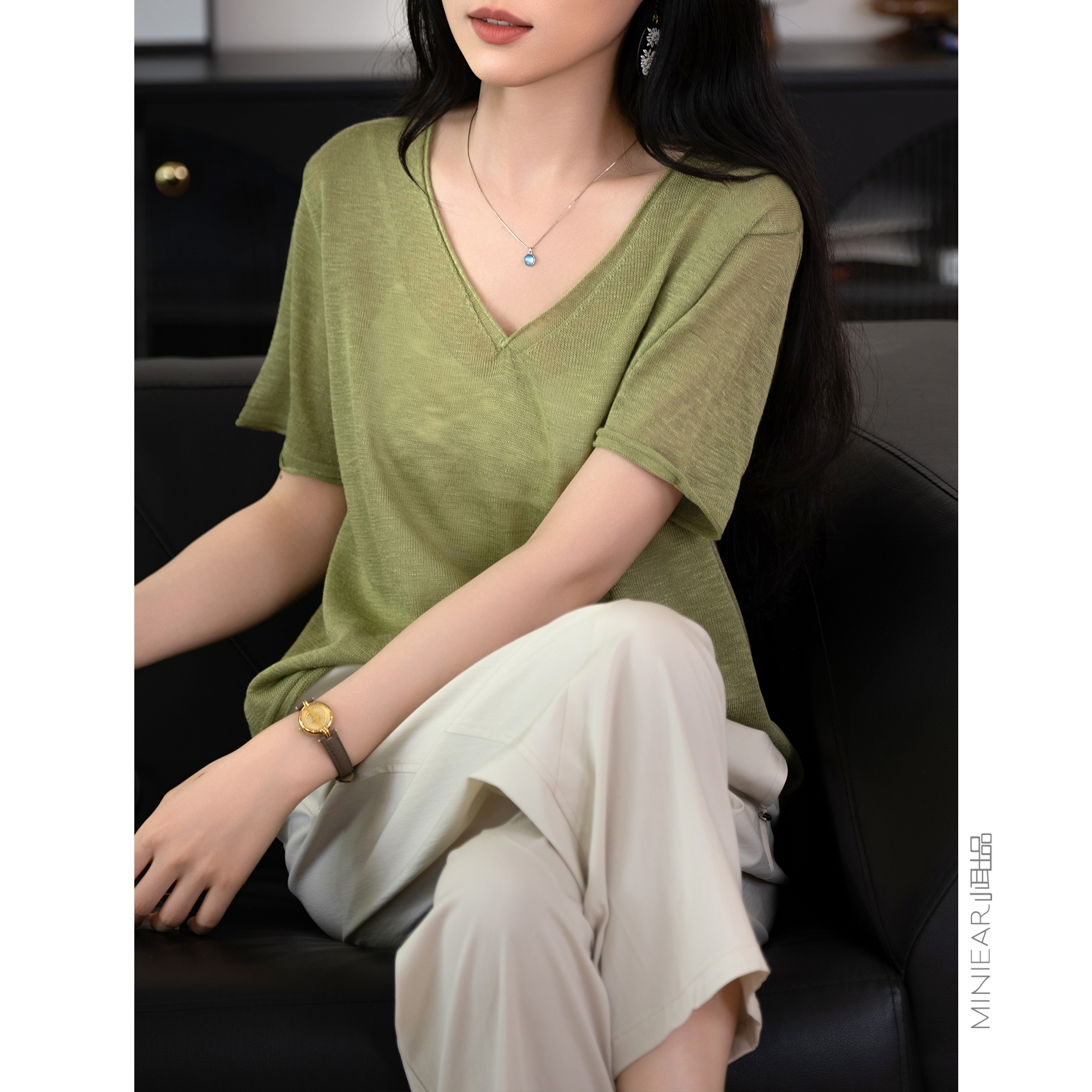 小耳出品 修长天鹅颈~干爽舒适/不起球好打理 V领针织卷边短袖