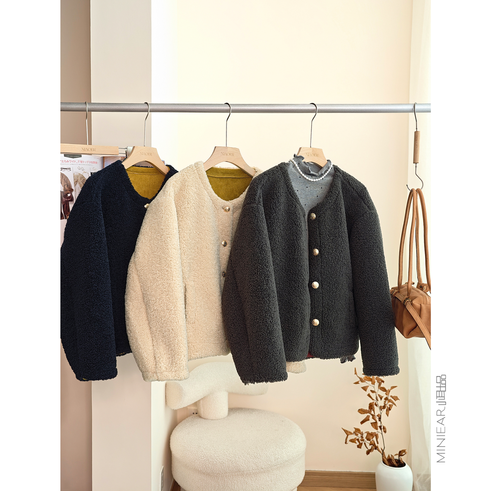 显瘦圆领单排多扣毛毛外套