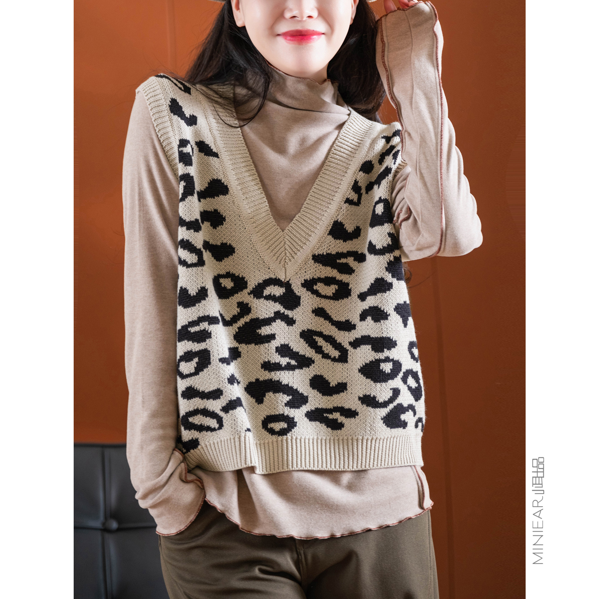 小耳出品棉混纺豹纹V领套头马甲