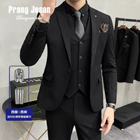 Тонкие черные штаны, рубашка, галстук-бабочка, галстук