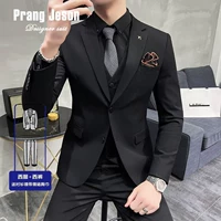 Тонкие черные штаны, рубашка, галстук, галстук-бабочка