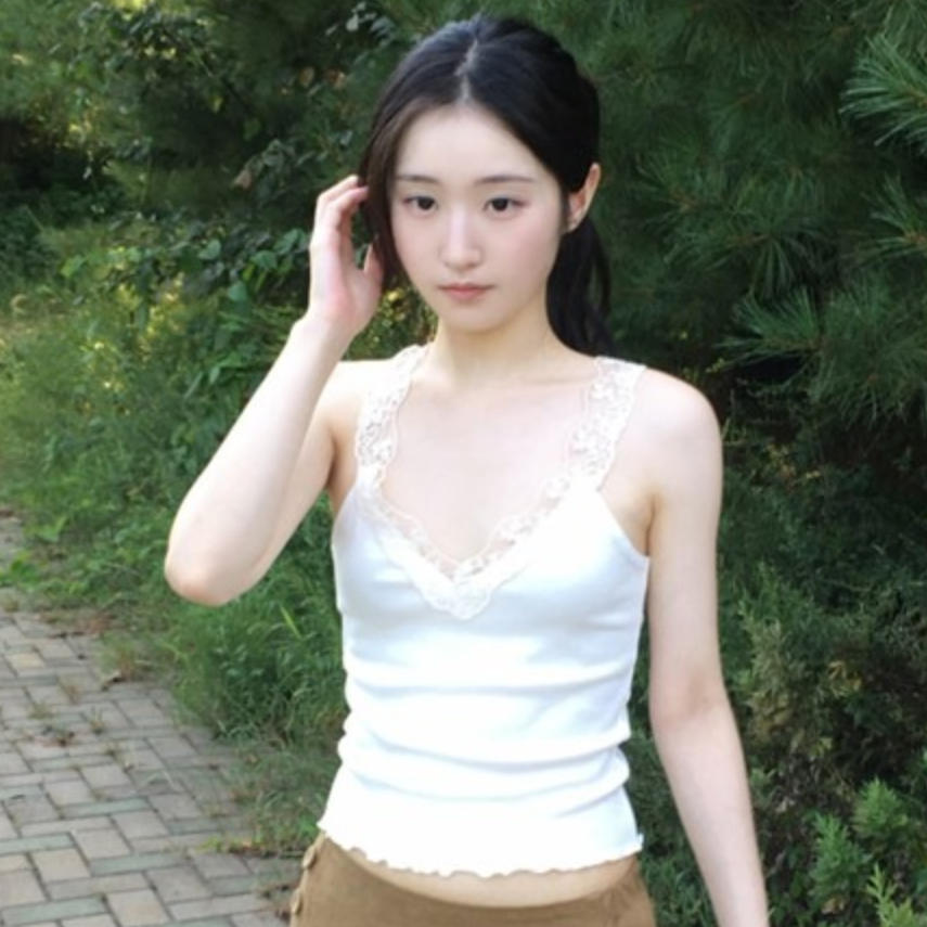 韩国代购直邮2026秋Daybin蕾丝边V领修身显瘦百搭纯色吊带背心女