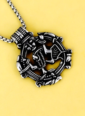 新品欧美跨境设计感复古钛钢人物吊坠复古不锈钢镂空圆牌项链批发