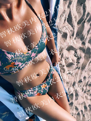 海边度假风拍照比基尼泳衣