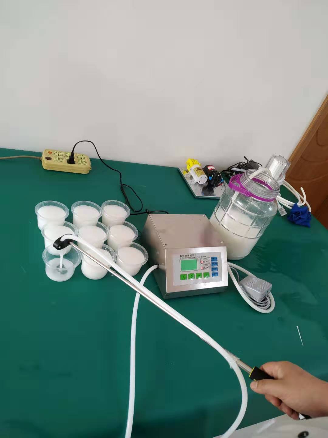 液体灌装机豆浆。牛奶专用娤碗机