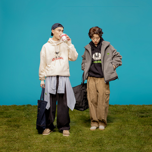 休闲加绒加厚Q版 任选三件 兜袋卡通圈羊印花连帽情侣卫衣 249元