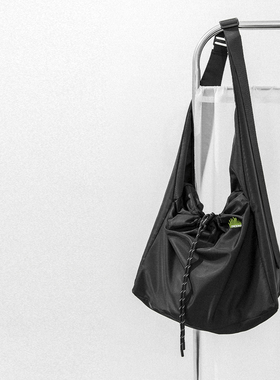 【249元任选三件】可调节肩带种草包束口式计机车黑单肩大斜挎包