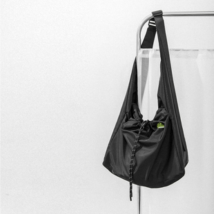 可调节肩带种草包束口式 任选三件 计机车黑单肩大斜挎包 249元