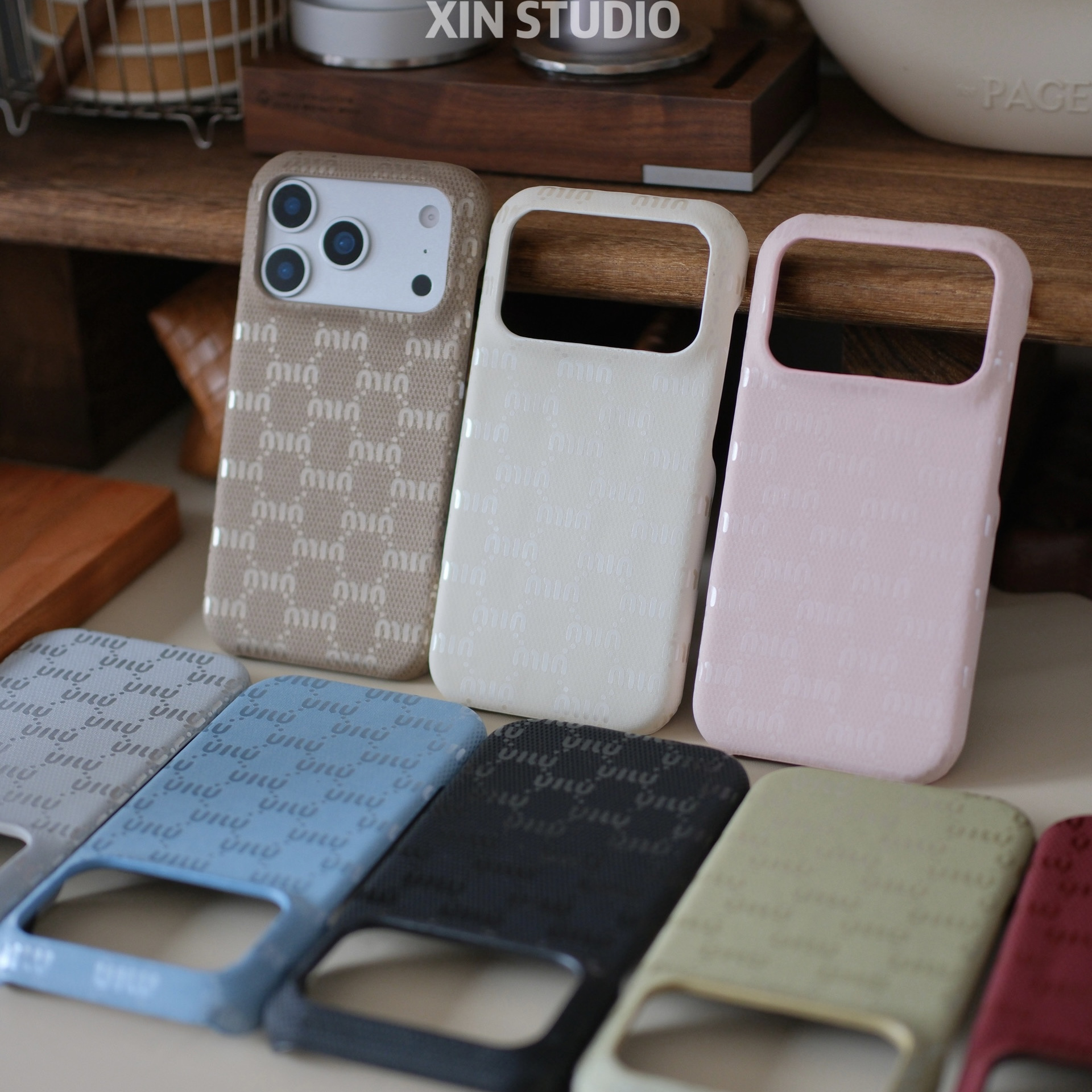 半包满屏M皮纹适用于iPhone17手机壳17Pro硬壳16皮质15Promax简约