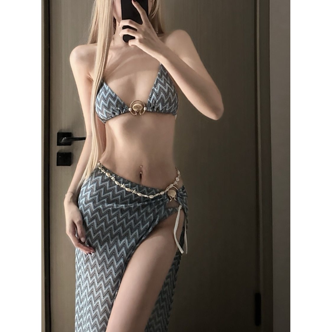 欧美性感比基尼小胸聚拢显大泳衣