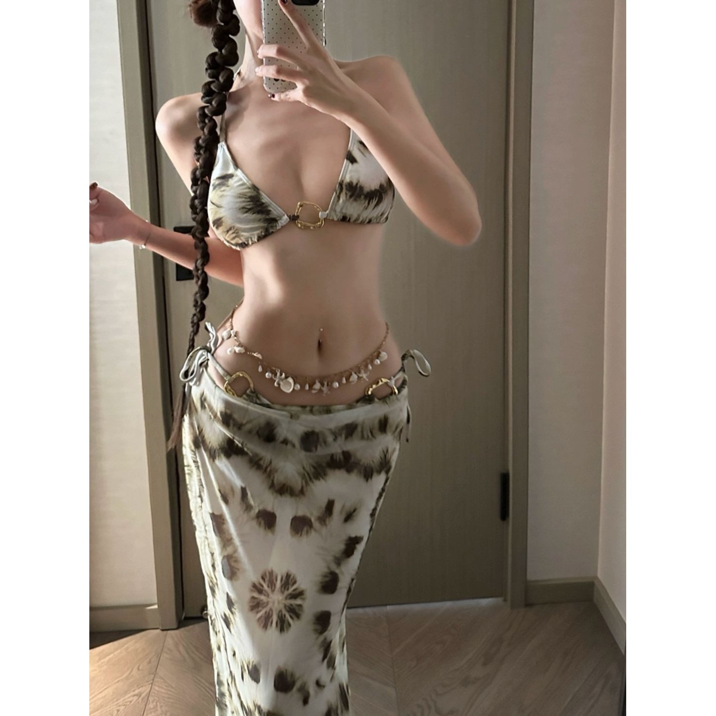 欧美性感比基尼小胸聚拢显大泳衣