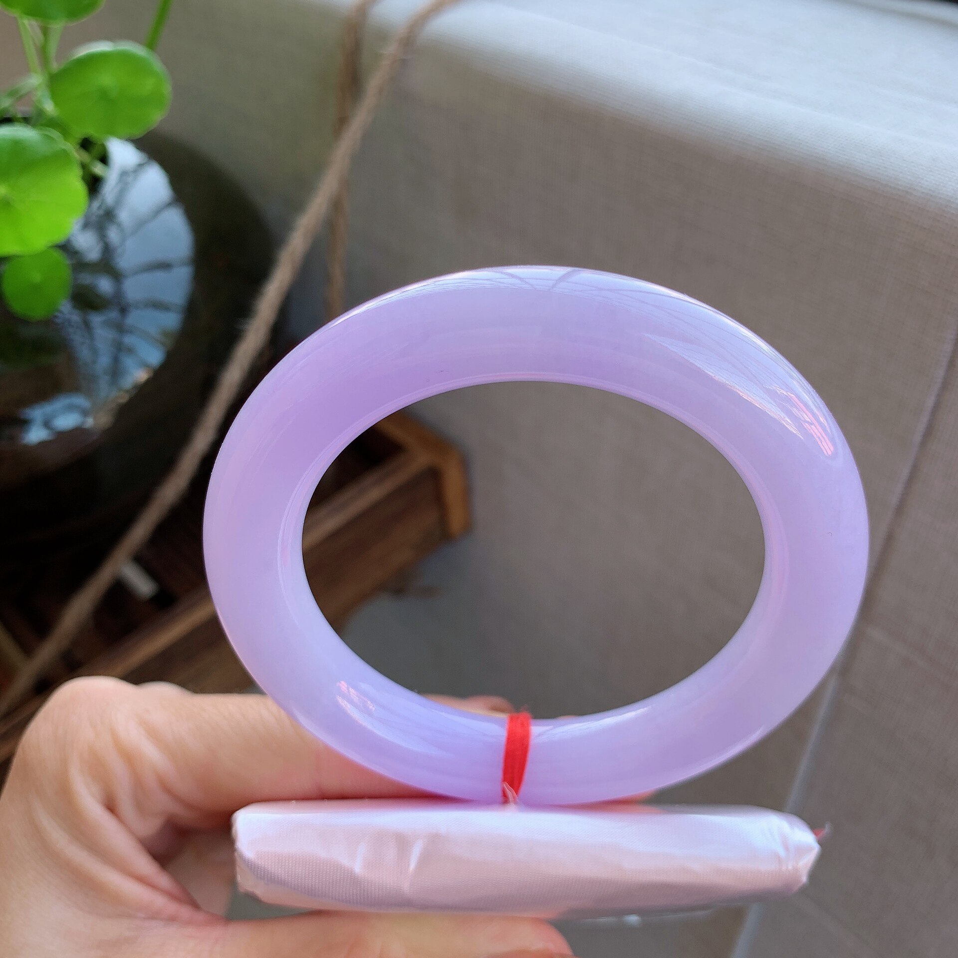 自然光实拍满紫圆条翡翠手镯细腻底妆仙粉色玉手镯