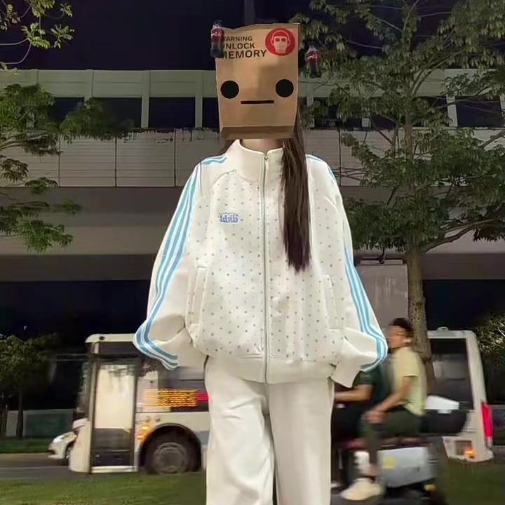 美式百搭休闲运动外套儿童街头风2026新款拼接童装满印三条杠外套