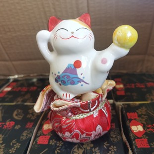 招财猫小摆件迷你车载可爱日式发财布袋猫陶瓷家居桌面装饰品摆动